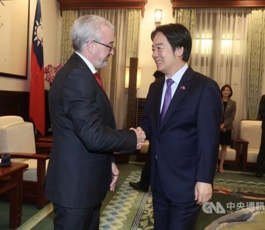 Gostujoči češki poslanec opozarja na kitajsko vojaško ustrahovanje Foto: Predsednik Lai Ching-te (desno) pozdravlja češkega poslanca Marka Bendo, CNA.