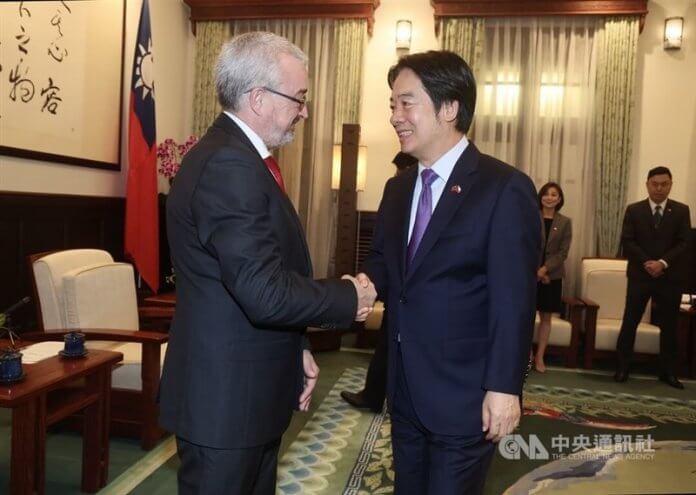 Foto: Predsednik Lai Ching-te (desno) pozdravlja češkega poslanca Marka Bendo, CNA.