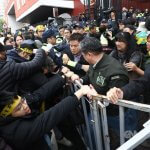 Protestniki v spopadu s policijo zaradi sporne zakonodaje Foto: CNA.