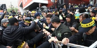 Protestniki v spopadu s policijo zaradi sporne zakonodaje Foto: CNA.