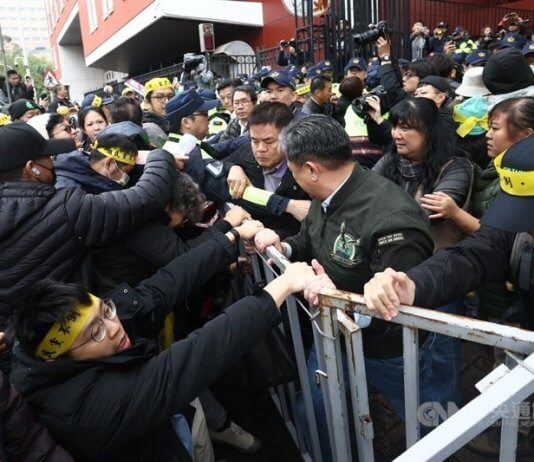 Protestniki v spopadu s policijo zaradi sporne zakonodaje Foto: CNA.