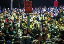 Več kot 2.500 ljudi se je v Tajpeju zbralo za ogled filmske uspešnice »Vive l’amour« (愛情萬歲) ob kateri so pričakali novo leto
