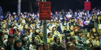 Več kot 2.500 ljudi se je v Tajpeju zbralo za ogled filmske uspešnice »Vive l’amour« (愛情萬歲) ob kateri so pričakali novo leto