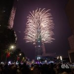 6-minutni ognjemet ob vstopu Tajvana v leto 2025 razsvetlil tajpejsko nebo