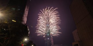 6-minutni ognjemet ob vstopu Tajvana v leto 2025 razsvetlil tajpejsko nebo