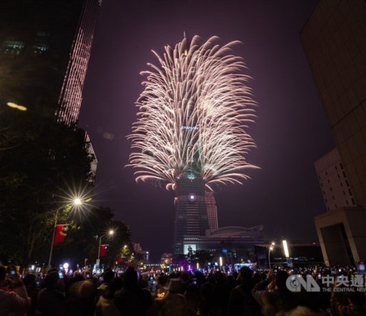 6-minutni ognjemet ob vstopu Tajvana v leto 2025 razsvetlil tajpejsko nebo