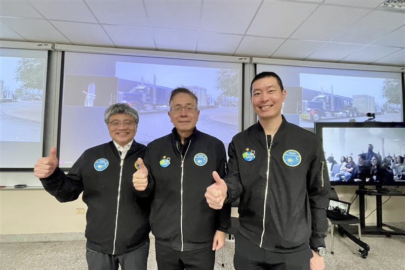 Foto: Od desne proti levi: Loren Chang, predstojnik oddelka za vesoljsko znanost in inženirstvo Nacionalne centralne univerze (NCU), predsednik NCU Jou Jing-yang in profesor Liu Jann-yenq.