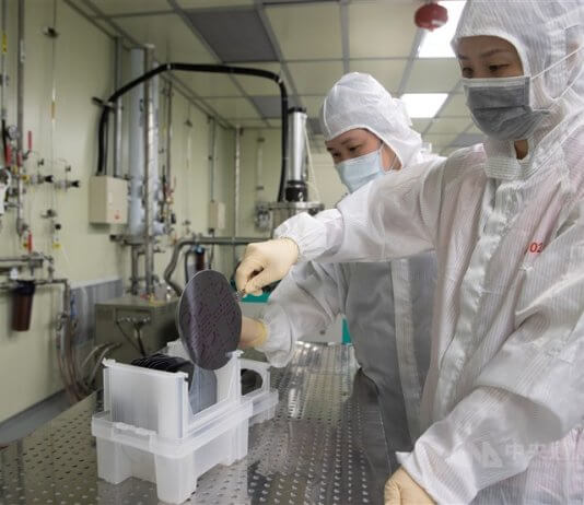 Odziv nekdanjega izvršnega direktorja TSMC na ameriške grožnje s carinami na čipe: »Tajvan bi moral sodelovati z ZDA« Foto: Tehniki pregledujejo silicijeve rezine v obratu za proizvodnjo, CNA.