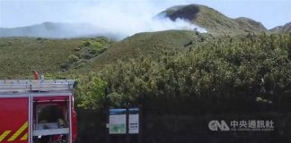 Gasilci v bitki s požarom nad gorovjem Yangming Foto: CNA.