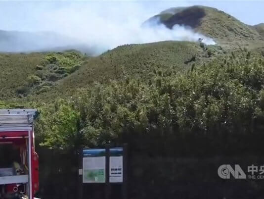 Gasilci v bitki s požarom nad gorovjem Yangming Foto: CNA.