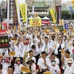 Farmacevti protestirajo proti novim pravilom o prodaji tradicionalnih kitajskih zdravil Foto: CNA.