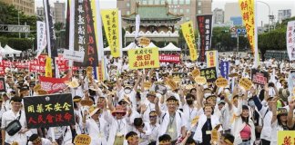 Farmacevti protestirajo proti novim pravilom o prodaji tradicionalnih kitajskih zdravil Foto: CNA.