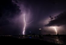 Ribiča v Taichungu zadela strela in ga ubila Foto: CNA, Pixabay.