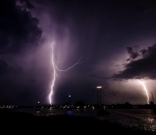 Ribiča v Taichungu zadela strela in ga ubila Foto: CNA, Pixabay.