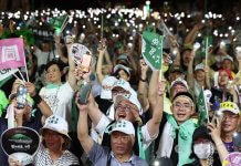 Aktivisti zahtevajo odstavitev »Kitajski naklonjenih« poslancev KMT Foto: CNA.