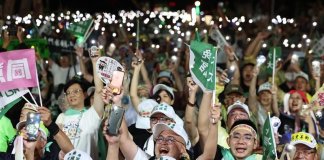 Aktivisti zahtevajo odstavitev »Kitajski naklonjenih« poslancev KMT Foto: CNA.