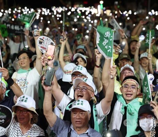 Aktivisti zahtevajo odstavitev »Kitajski naklonjenih« poslancev KMT Foto: CNA.