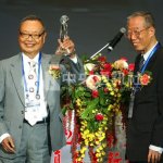 Tajvanski pisatelj Peng Ko umrl v starosti 100 let Foto: Peng Ko prejema nagrado (na levi), CNA.