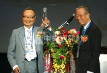 Tajvanski pisatelj Peng Ko umrl v starosti 100 let Foto: Peng Ko prejema nagrado (na levi), CNA.