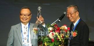 Tajvanski pisatelj Peng Ko umrl v starosti 100 let Foto: Peng Ko prejema nagrado (na levi), CNA.