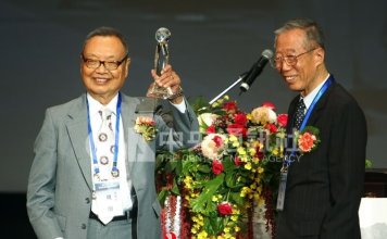 Tajvanski pisatelj Peng Ko umrl v starosti 100 let Foto: Peng Ko prejema nagrado (na levi), CNA.