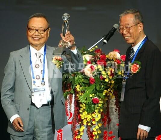 Tajvanski pisatelj Peng Ko umrl v starosti 100 let Foto: Peng Ko prejema nagrado (na levi), CNA.