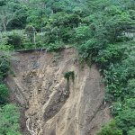 Močno deževje na Tajvanu zahtevalo 5 smrtnih žrtev, 3 pogrešane in 78 poškodovanih Foto: fotografija soteske v Kaohsiungu, v katero je 30. julija padlo vozilo, CNA.