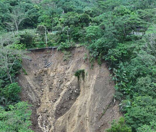 Močno deževje na Tajvanu zahtevalo 5 smrtnih žrtev, 3 pogrešane in 78 poškodovanih Foto: fotografija soteske v Kaohsiungu, v katero je 30. julija padlo vozilo, CNA.