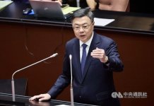 Premier povedal zakonodajalcem, da pogajanja o ameriških carinah še potekajo Foto: Premier Cho Jung-tai odgovarja na vprašanja poslancev.