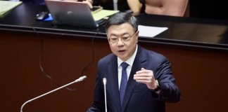 Premier povedal zakonodajalcem, da pogajanja o ameriških carinah še potekajo Foto: Premier Cho Jung-tai odgovarja na vprašanja poslancev.