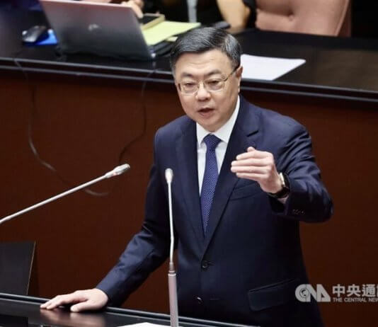 Premier povedal zakonodajalcem, da pogajanja o ameriških carinah še potekajo Foto: Premier Cho Jung-tai odgovarja na vprašanja poslancev.