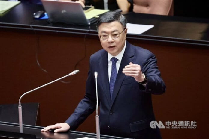 Foto: Premier Cho Jung-tai odgovarja na vprašanja poslancev.