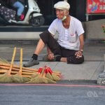Dedek z metlo ohranja tradicijo v Taitungu Foto: »Dedek z metlo« Chang Shui (張水), CNA.