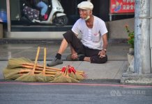 Dedek z metlo ohranja tradicijo v Taitungu Foto: »Dedek z metlo« Chang Shui (張水), CNA.