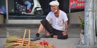 Dedek z metlo ohranja tradicijo v Taitungu Foto: »Dedek z metlo« Chang Shui (張水), CNA.