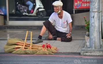 Dedek z metlo ohranja tradicijo v Taitungu Foto: »Dedek z metlo« Chang Shui (張水), CNA.