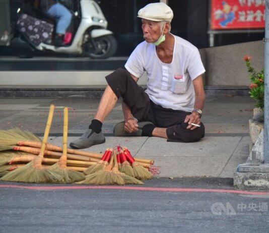 Dedek z metlo ohranja tradicijo v Taitungu Foto: »Dedek z metlo« Chang Shui (張水), CNA.