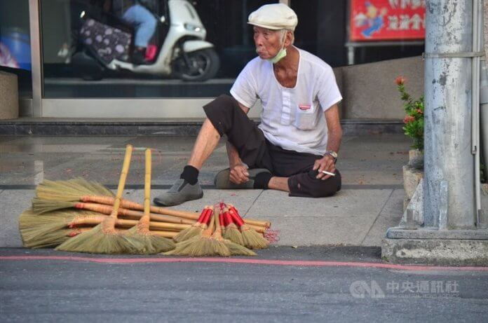Foto: »Dedek z metlo« Chang Shui (張水), CNA.
