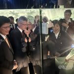 Visoki predstavniki Tajvana in Češke na razstavi v Pragi Foto: Visoki predstavniki občudujejo iz žada izrezljano zelje z žuželko, CNA.