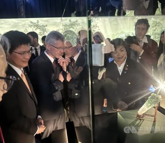 Visoki predstavniki Tajvana in Češke na razstavi v Pragi Foto: Visoki predstavniki občudujejo iz žada izrezljano zelje z žuželko, CNA.