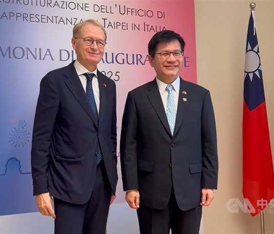 Tajvanski minister za zunanje zadeve na redkem obisku v Italiji odprl prenovljen urad v Rimu Foto: CNA.