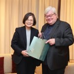 Nekdanja predsednica Tsai prispela v Berlin na konferenco o svobodi Foto: nekdanja predsednica Tsai Ing-wen pozira z nekdanjim nemškim poslancem Evropskega parlamenta Reinhardom Bütikoferjem.