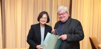 Nekdanja predsednica Tsai prispela v Berlin na konferenco o svobodi Foto: nekdanja predsednica Tsai Ing-wen pozira z nekdanjim nemškim poslancem Evropskega parlamenta Reinhardom Bütikoferjem.