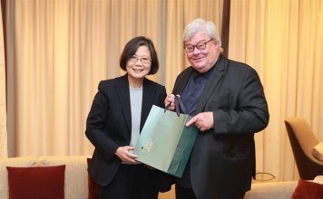 Nekdanja predsednica Tsai prispela v Berlin na konferenco o svobodi Foto: nekdanja predsednica Tsai Ing-wen pozira z nekdanjim nemškim poslancem Evropskega parlamenta Reinhardom Bütikoferjem.