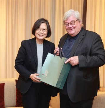 Nekdanja predsednica Tsai prispela v Berlin na konferenco o svobodi Foto: nekdanja predsednica Tsai Ing-wen pozira z nekdanjim nemškim poslancem Evropskega parlamenta Reinhardom Bütikoferjem.