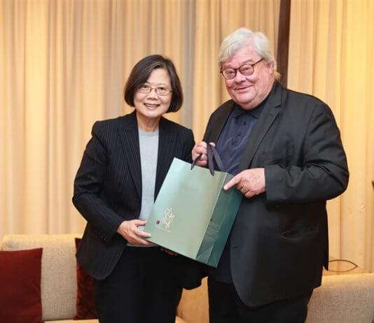 Nekdanja predsednica Tsai prispela v Berlin na konferenco o svobodi Foto: nekdanja predsednica Tsai Ing-wen pozira z nekdanjim nemškim poslancem Evropskega parlamenta Reinhardom Bütikoferjem.