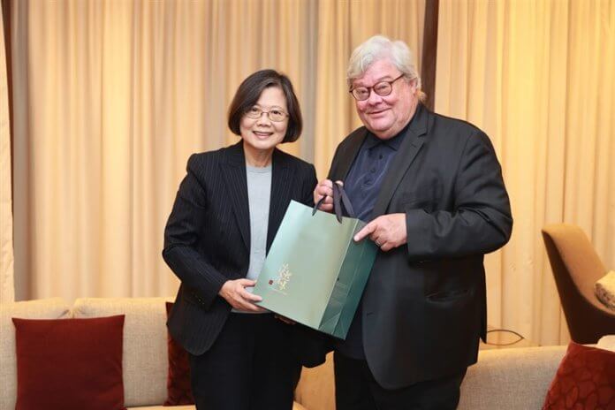 Foto: nekdanja predsednica Tsai Ing-wen pozira z nekdanjim nemškim poslancem Evropskega parlamenta Reinhardom Bütikoferjem.