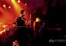 Predstavnik Tajvana na Finskem raziskuje heavy metal diplomacijo Foto: Freddy Lim, predstavnik Tajvana na Finskem, med glasbenim festivalom v Tiivistämö v Helsinkih na Finskem, CNA.