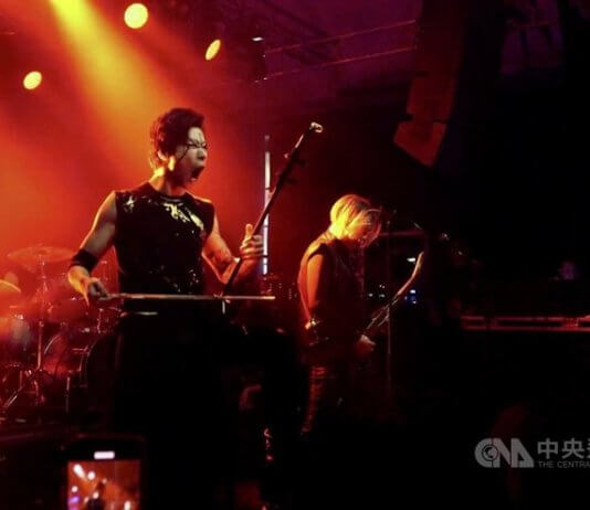 Predstavnik Tajvana na Finskem raziskuje heavy metal diplomacijo Foto: Freddy Lim, predstavnik Tajvana na Finskem, med glasbenim festivalom v Tiivistämö v Helsinkih na Finskem, CNA.