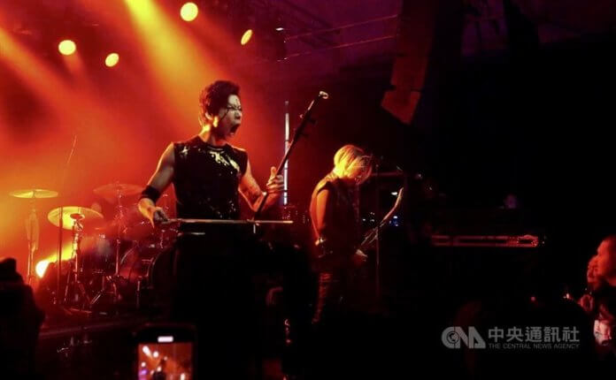 Foto: Freddy Lim, predstavnik Tajvana na Finskem, med glasbenim festivalom v Tiivistämö v Helsinkih na Finskem, CNA.